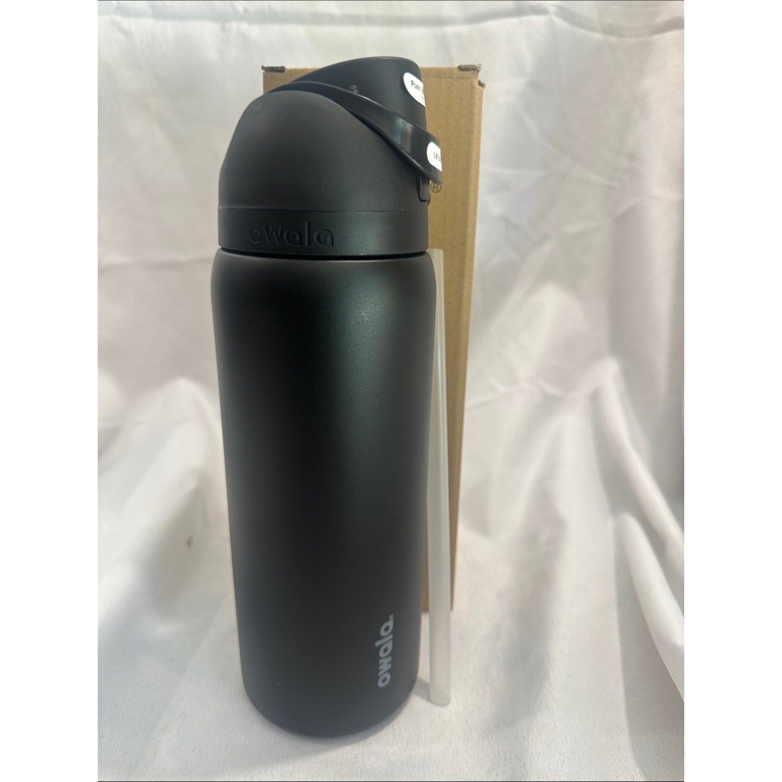 Owala insulated water bottle with a built-in straw. Black 32oz