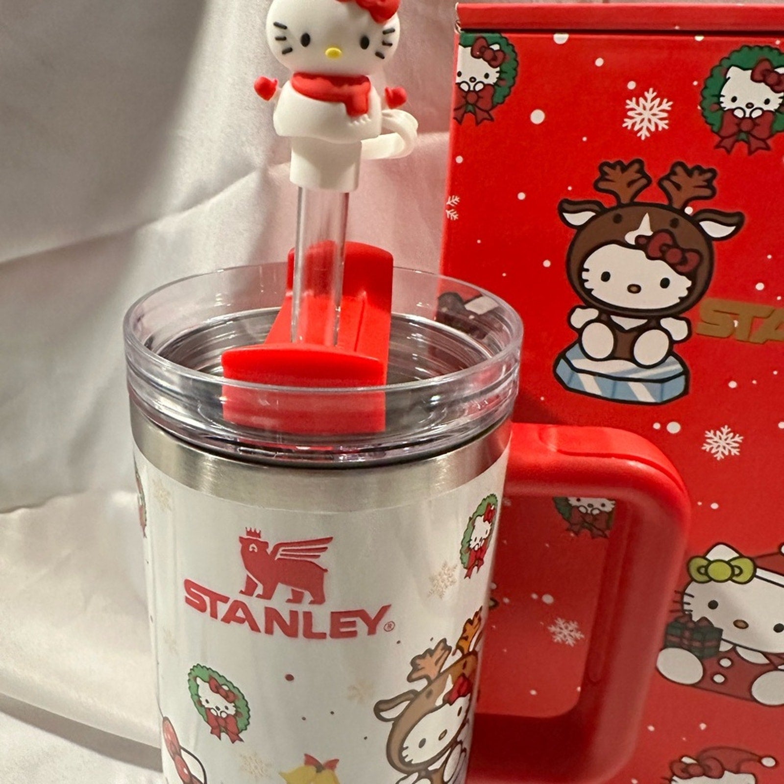 Stanley Tumbler 40 oz Quencher
Christmas Hello Kitty with Red Accents