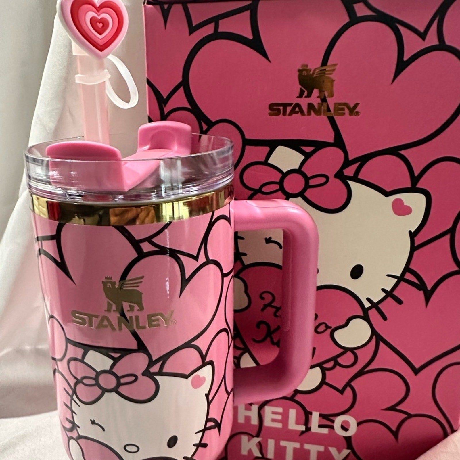 Stanley FlowState Quencher H2.0 Tumbler limited edition  Hello Kitty 40 oz Pink