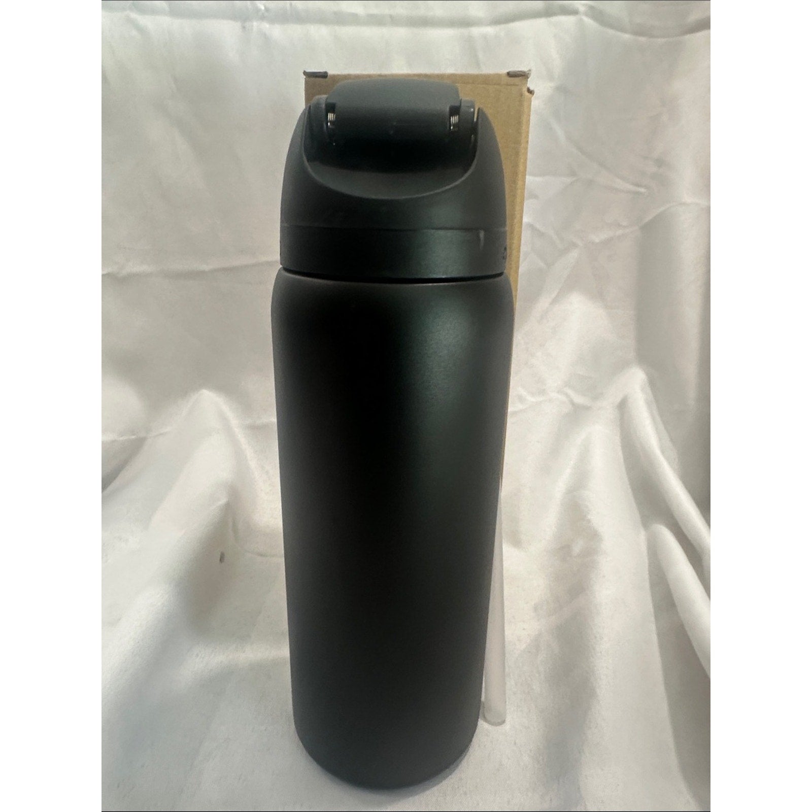 Owala insulated water bottle with a built-in straw. Black 32oz