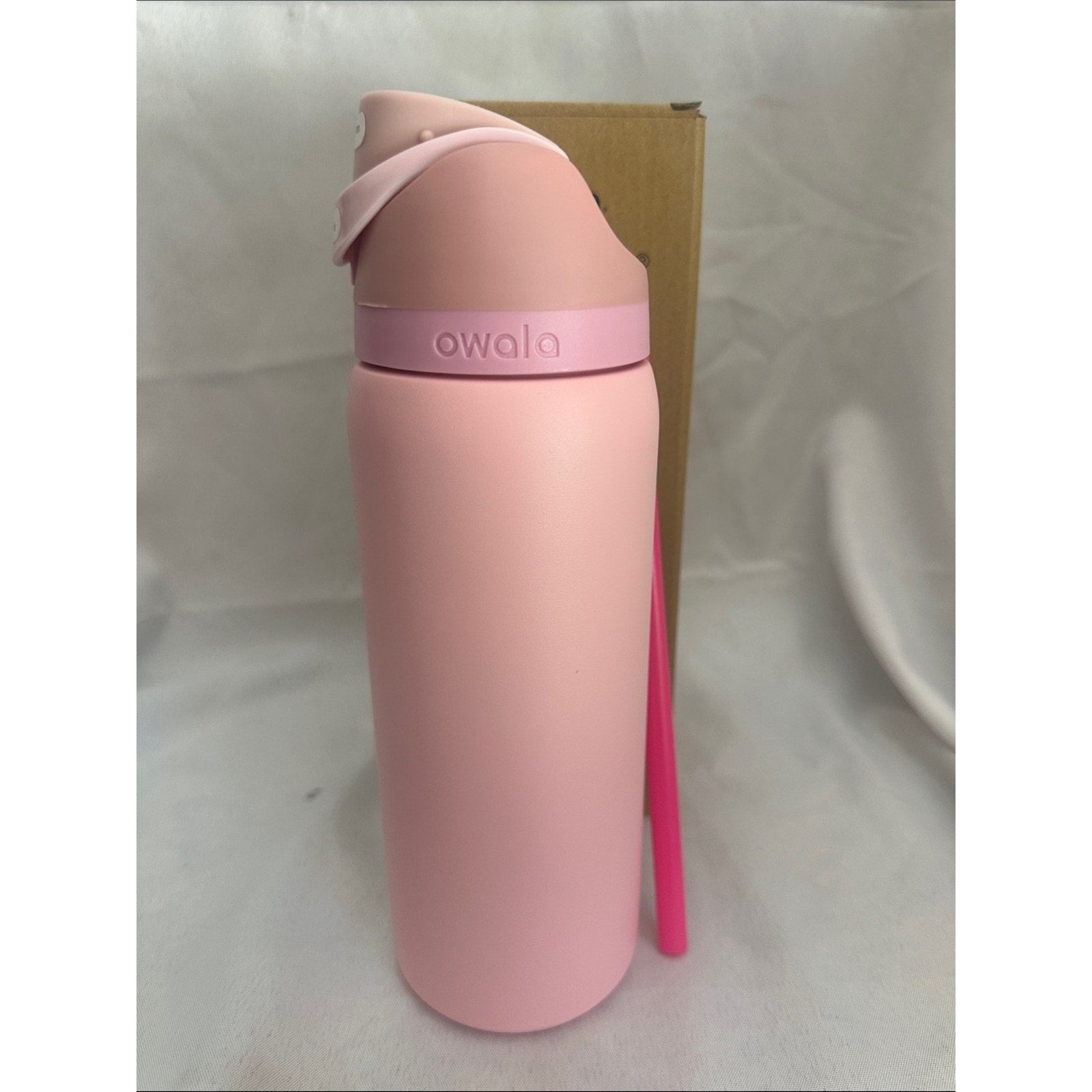 Owala insulated water bottle with a built-in straw. Rose Quartz 32oz