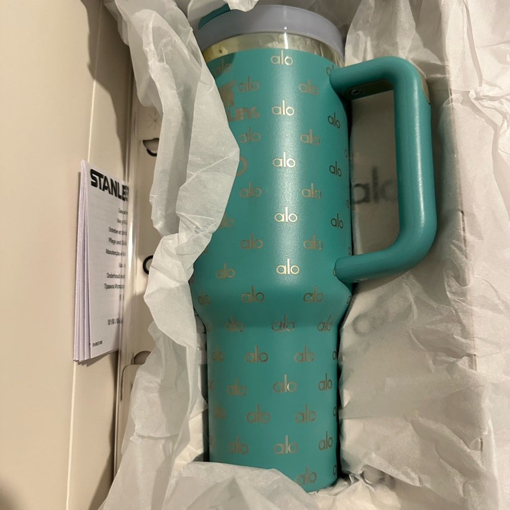 Stanley The FlowState Quencher H2.0 Tumbler limited edition Alo 40 oz Teal