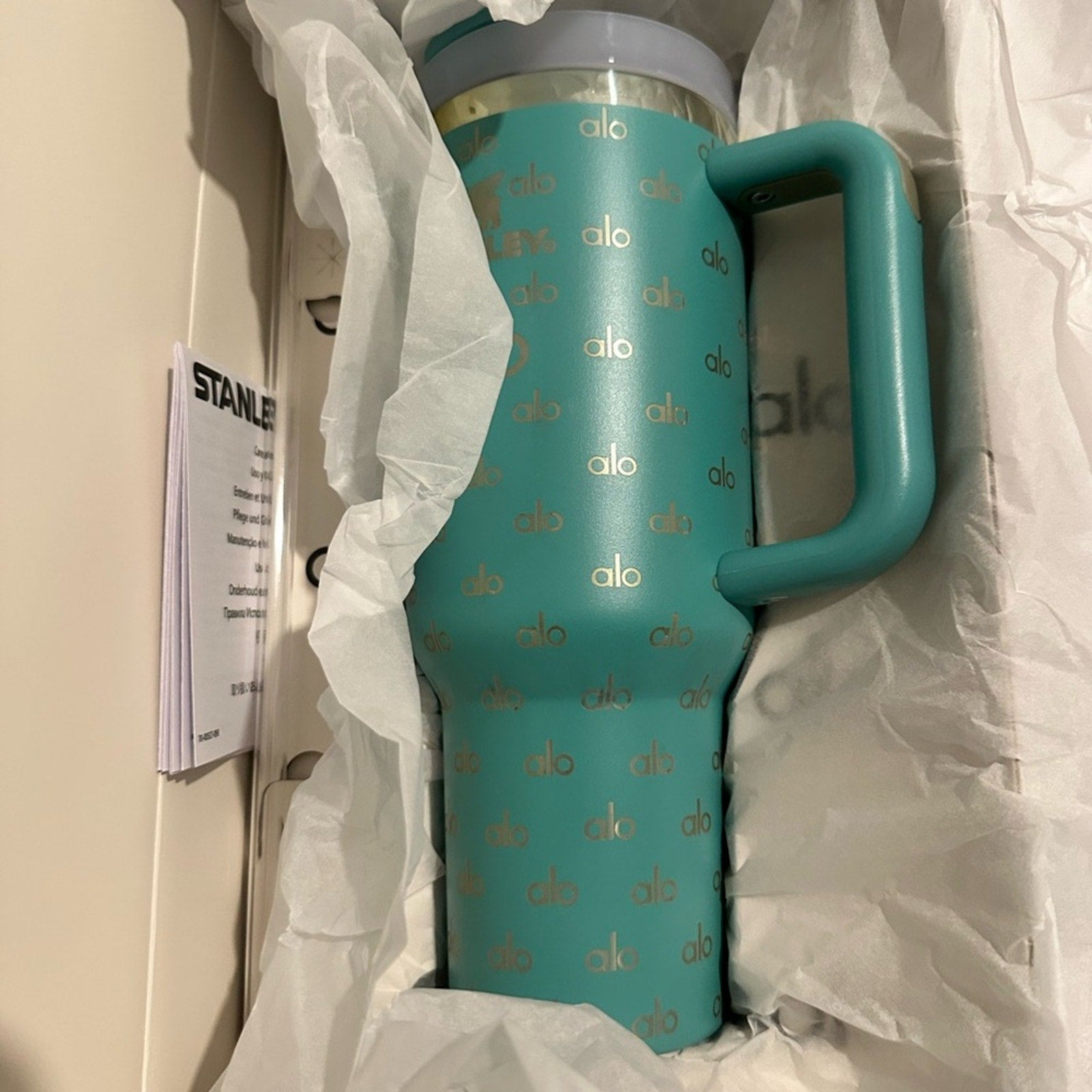Stanley The FlowState Quencher H2.0 Tumbler limited edition Alo 40 oz Teal