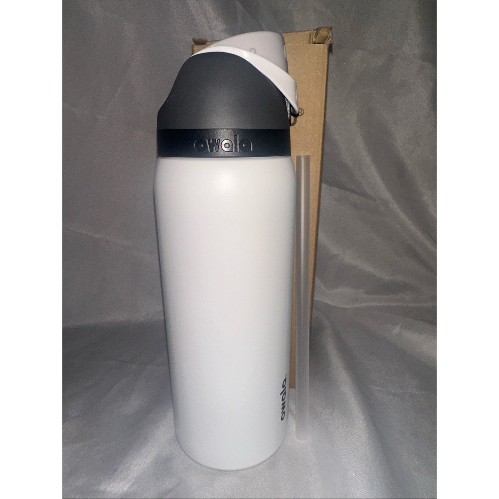 Owala insulated water bottle with a built-in straw. White 32oz.