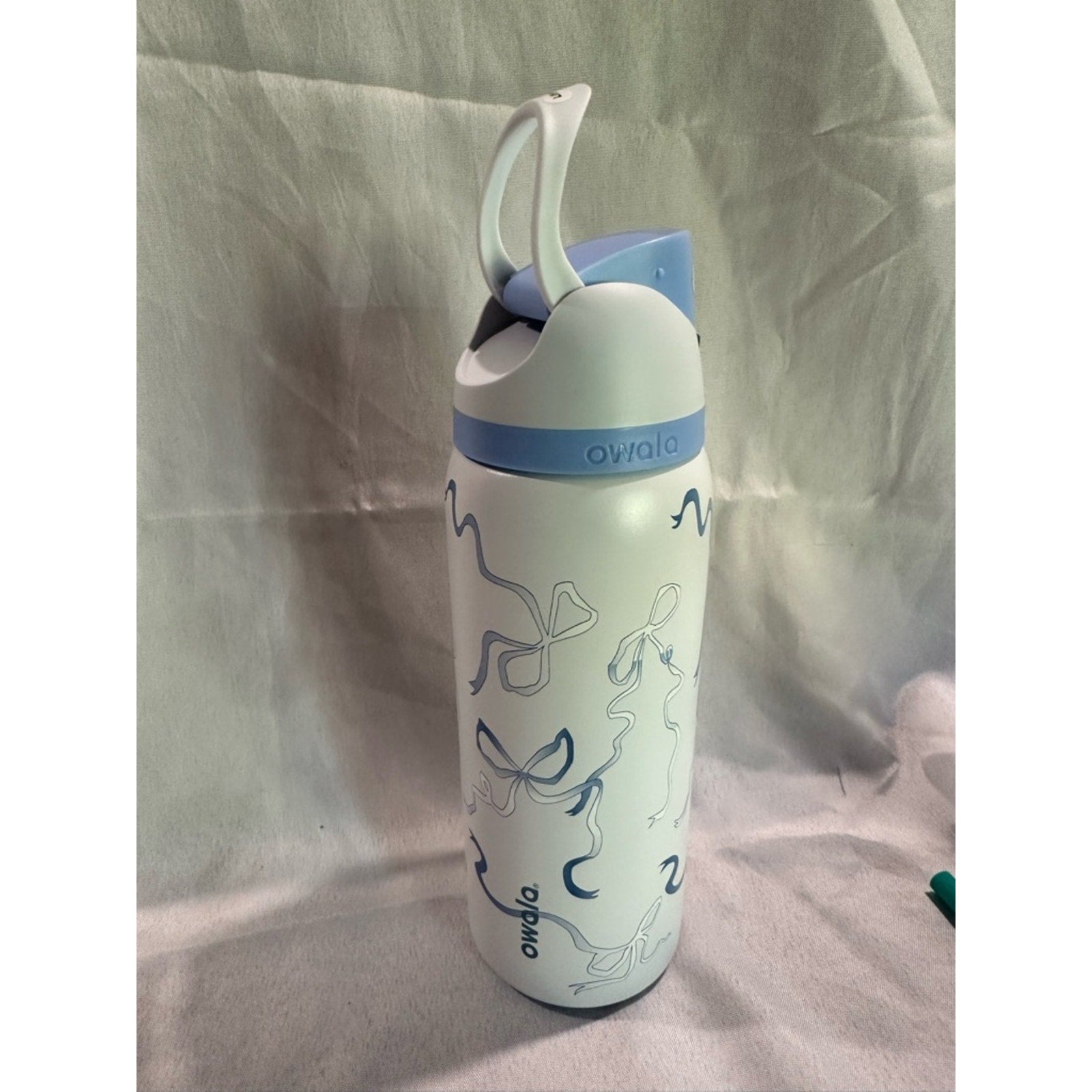 Owala FreeSip Stainless Steel Water Bottle, 32 oz, Blue Bows