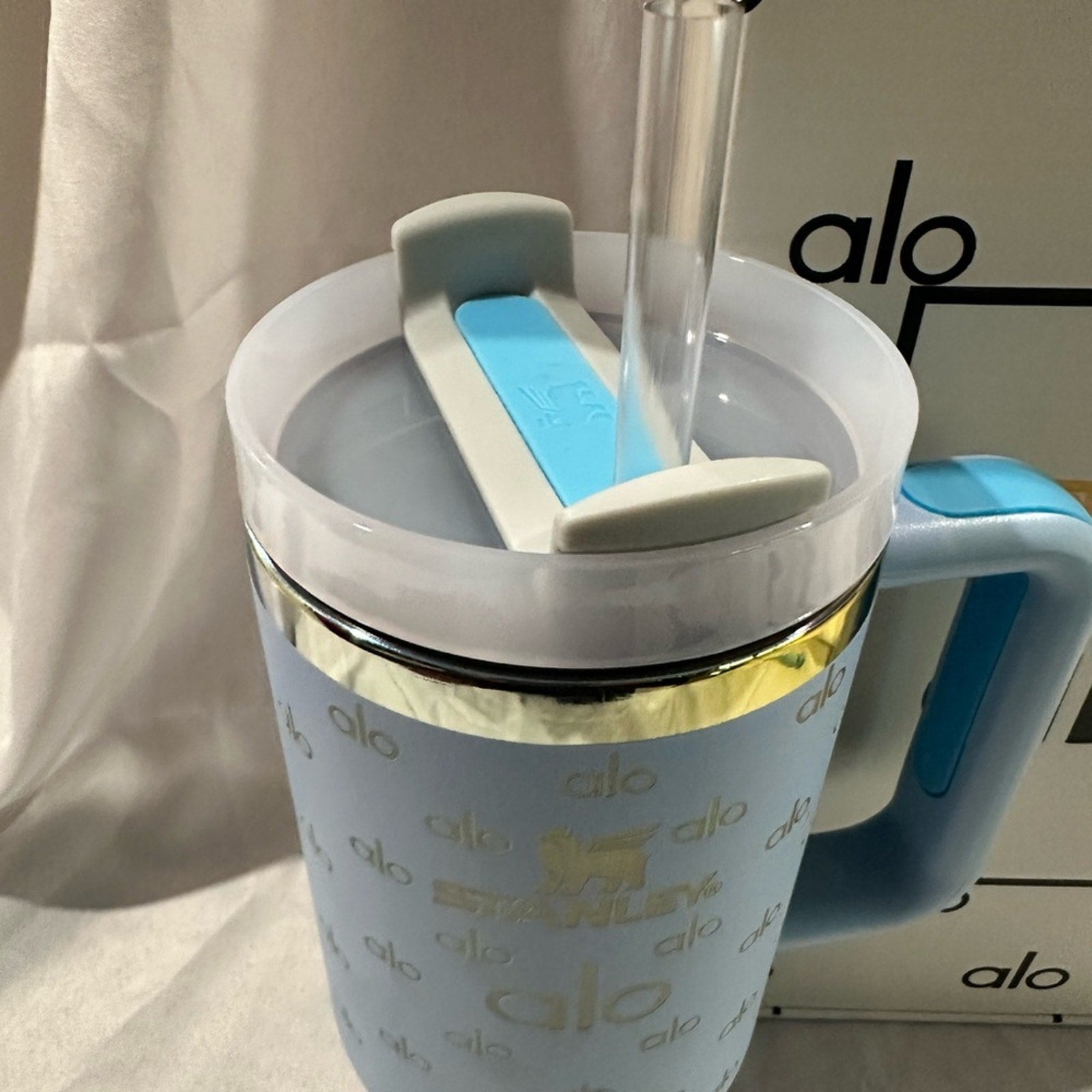 Stanley The FlowState Quencher H2.0 Tumbler limited edition Alo 40 oz Blue